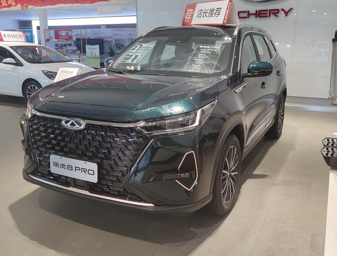 SUV compacto moderno circulando por una carretera de montaña