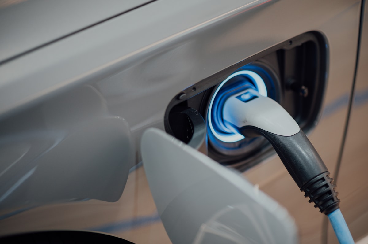 Coches eléctricos compactos aparcados en una calle de ciudad