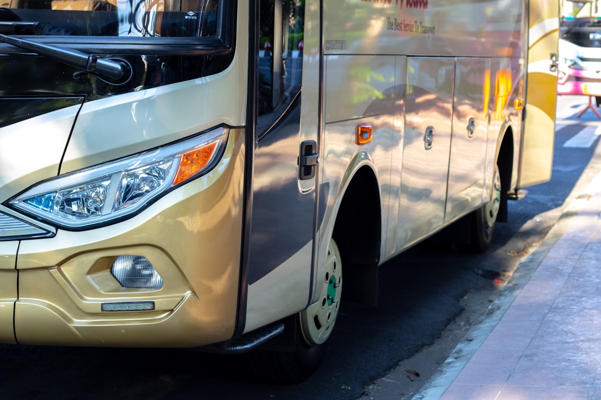 Sistema de conducción autónoma con sensores y cámaras en un coche moderno