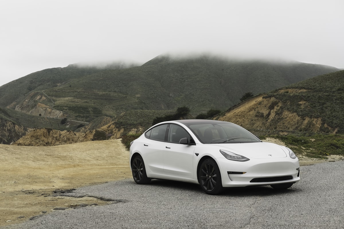 Sedán eléctrico premium circulando por autopista