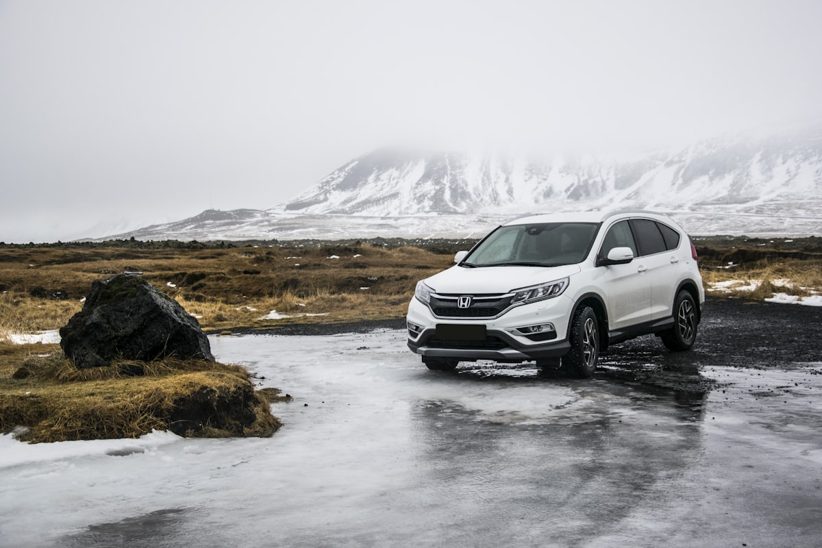 Dos SUV de diferentes marcas aparcados para comparativa
