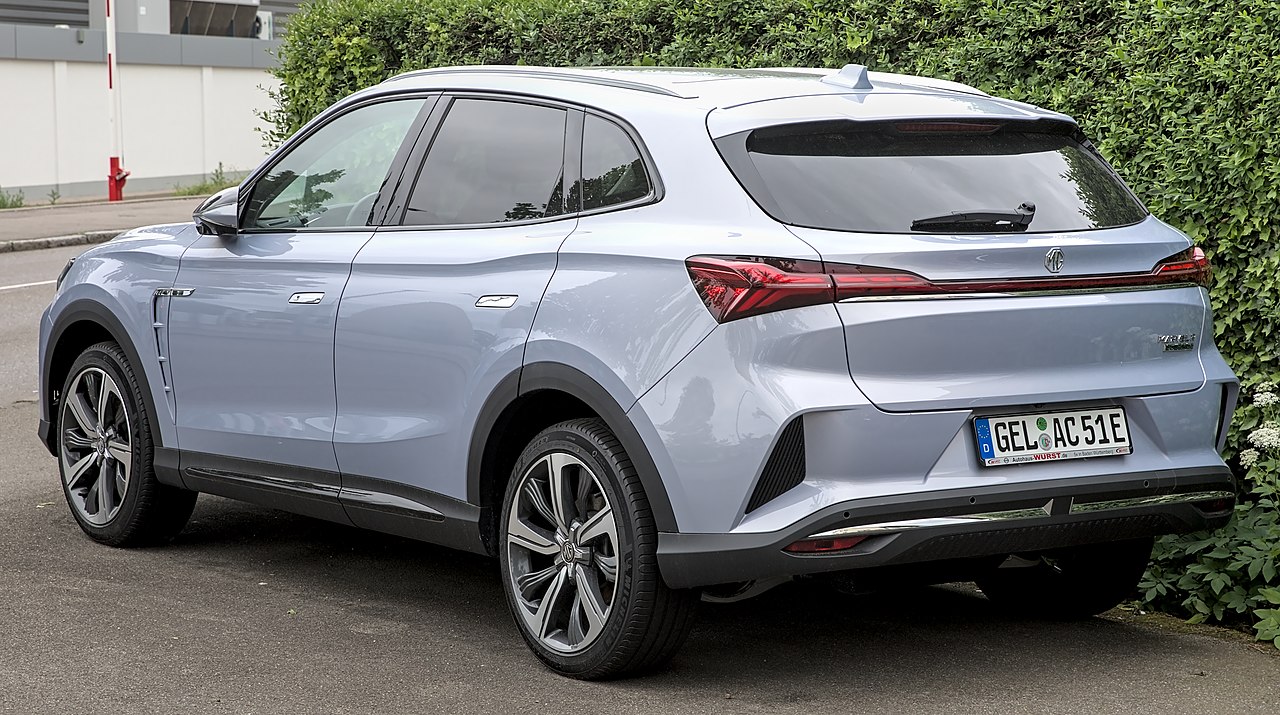 SUV eléctrico MG Marvel R con diseño futurista en ciudad