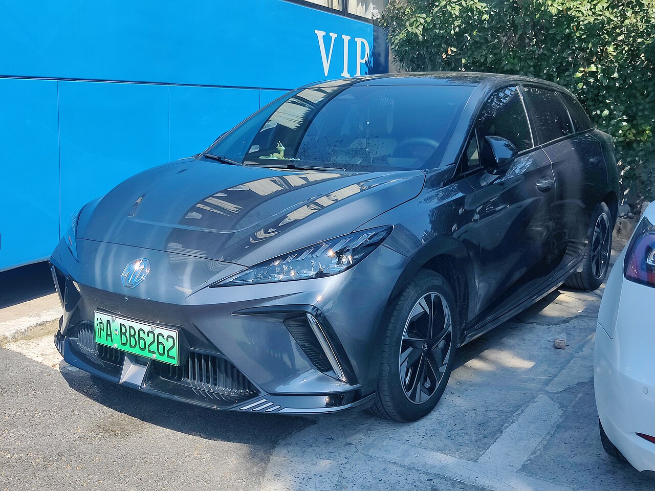 Coche deportivo eléctrico MG4 XPower en circuito