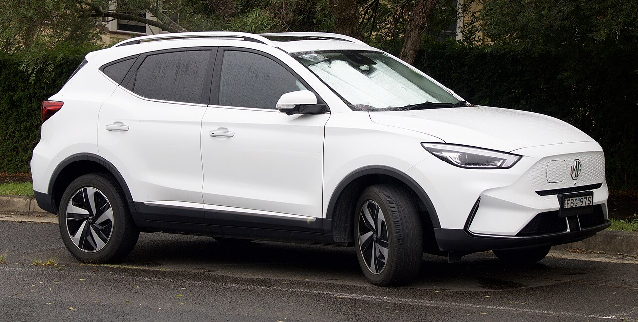 SUV eléctrico MG ZS EV en carretera con paisaje montañoso