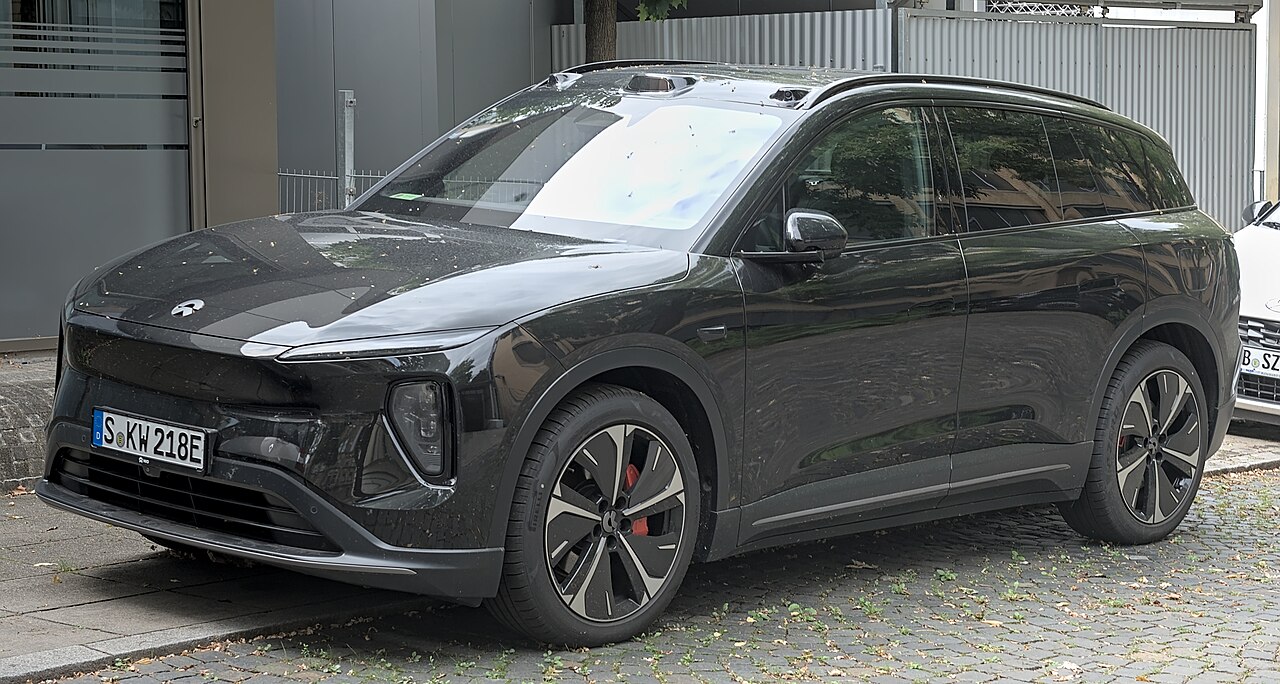 SUV eléctrico chino de diseño moderno en entorno urbano europeo