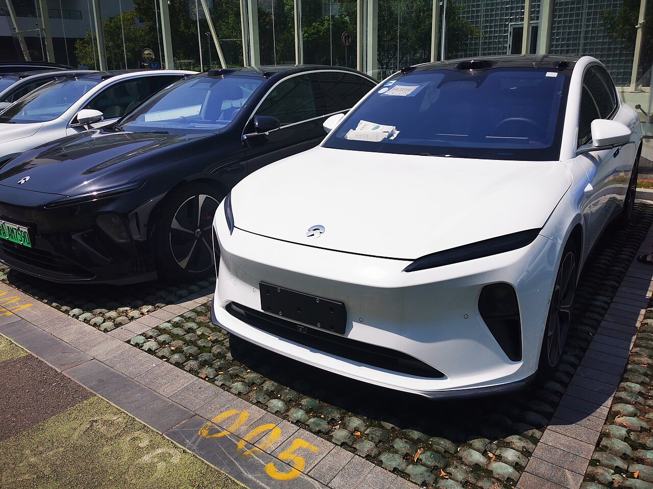 Coches eléctricos nuevos en presentación de marca automovilística