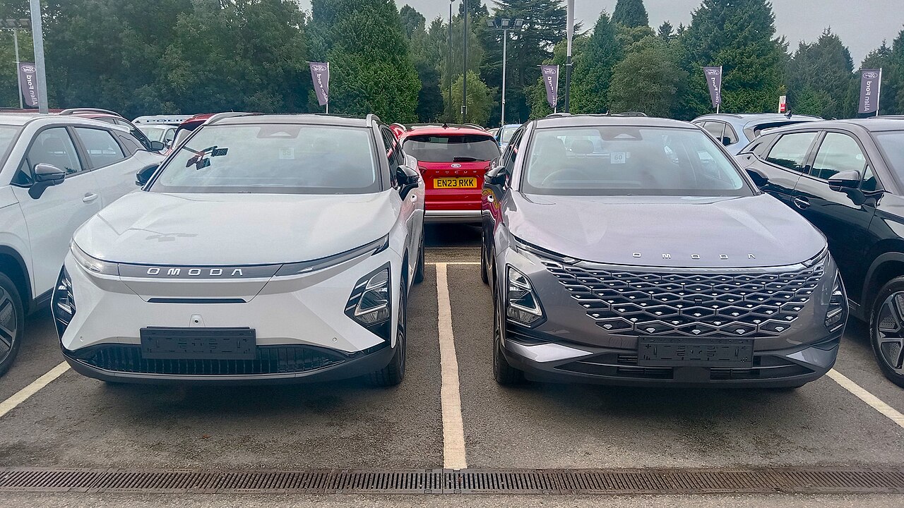 SUV Omoda 5 de Chery aparcado en entorno urbano moderno