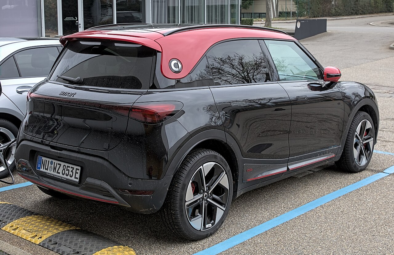 SUV eléctrico premium compacto en un entorno urbano moderno