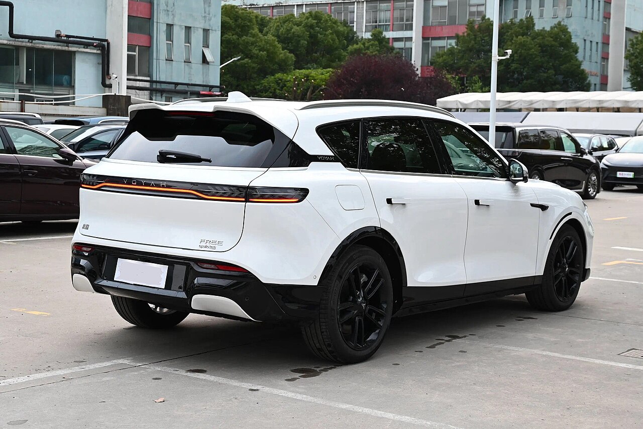 SUV eléctrico premium de perfil elegante en una carretera moderna