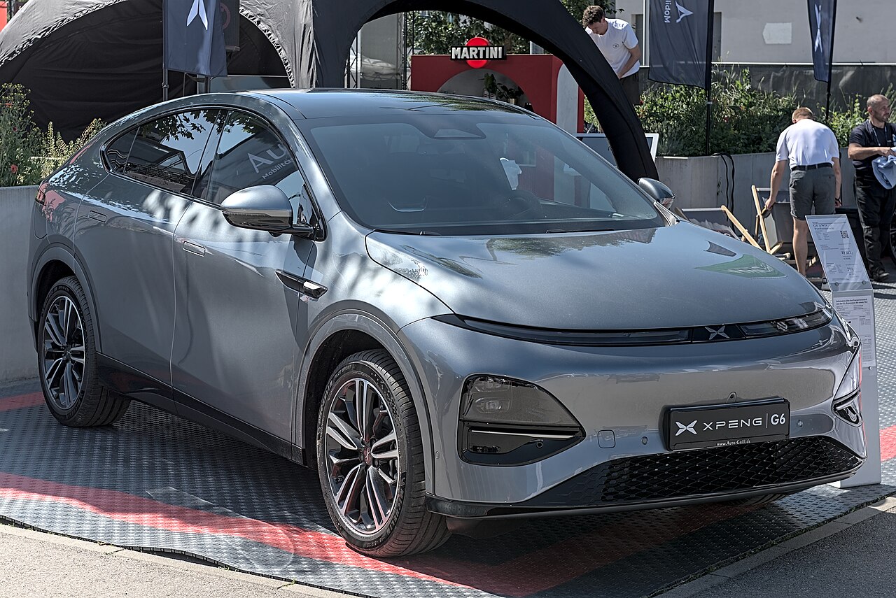 SUV eléctrico moderno cargándose en una estación de carga rápida