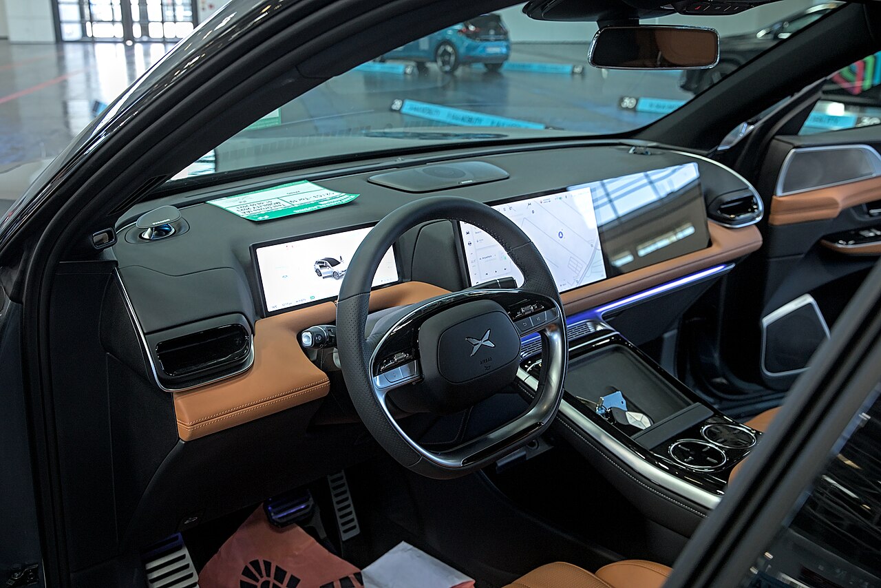 SUV eléctrico premium XPeng G9 en concesionario moderno