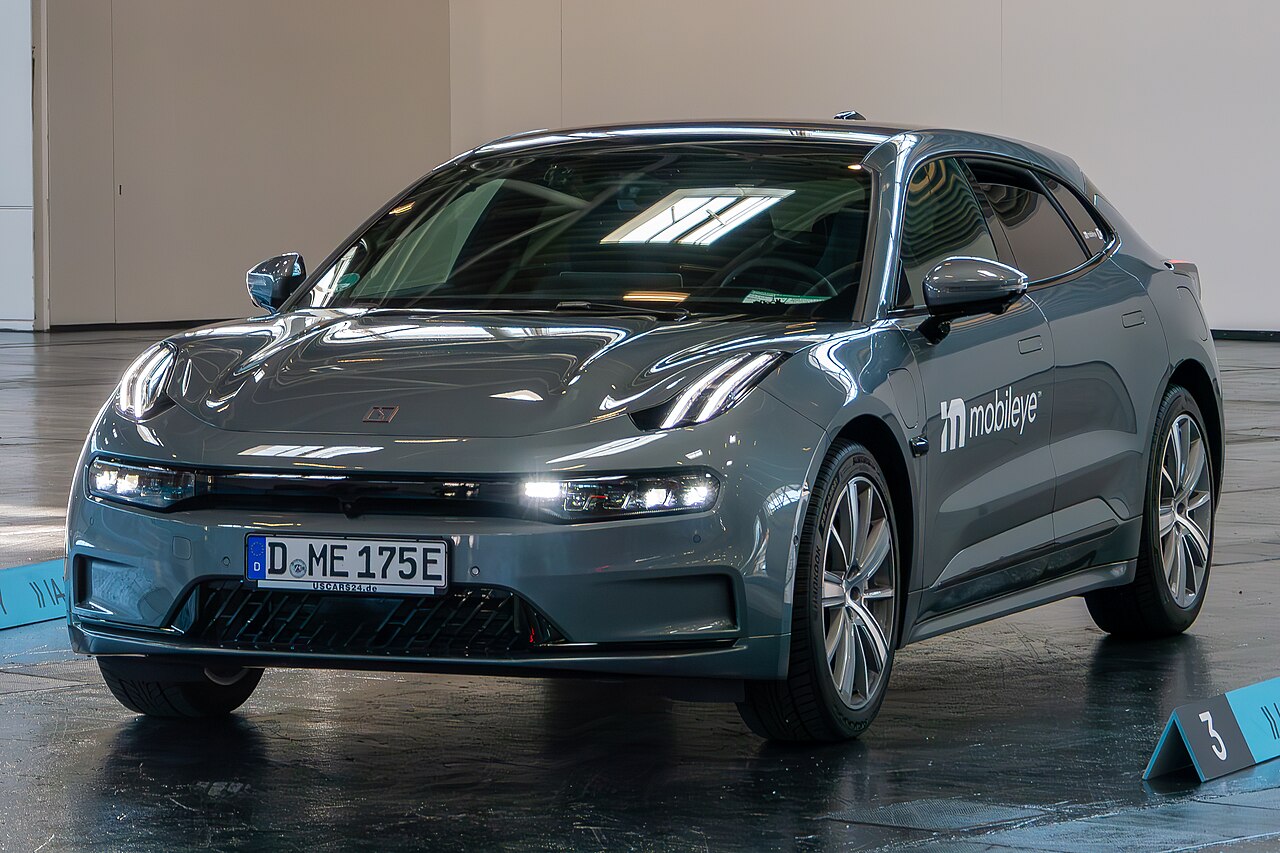 Berlina eléctrica premium de diseño futurista en un entorno urbano nocturno